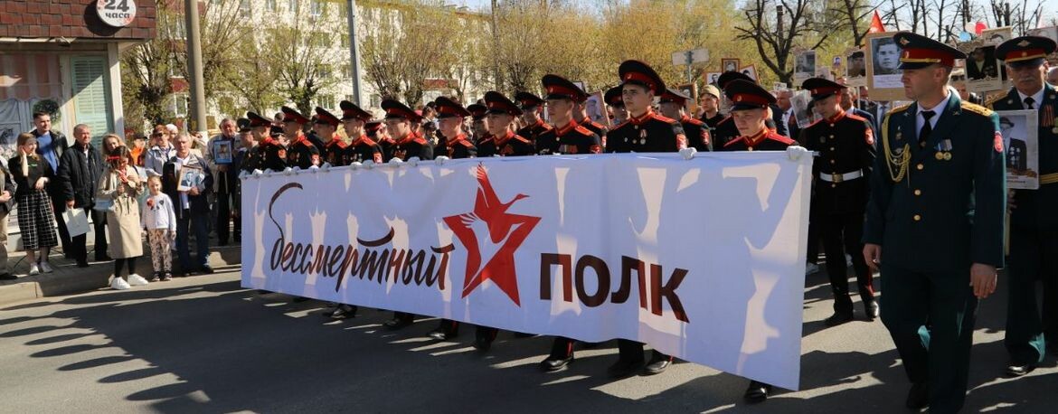Военный парад и голуби в небе: «Нижнекамскнефтехим» отметил День Победы