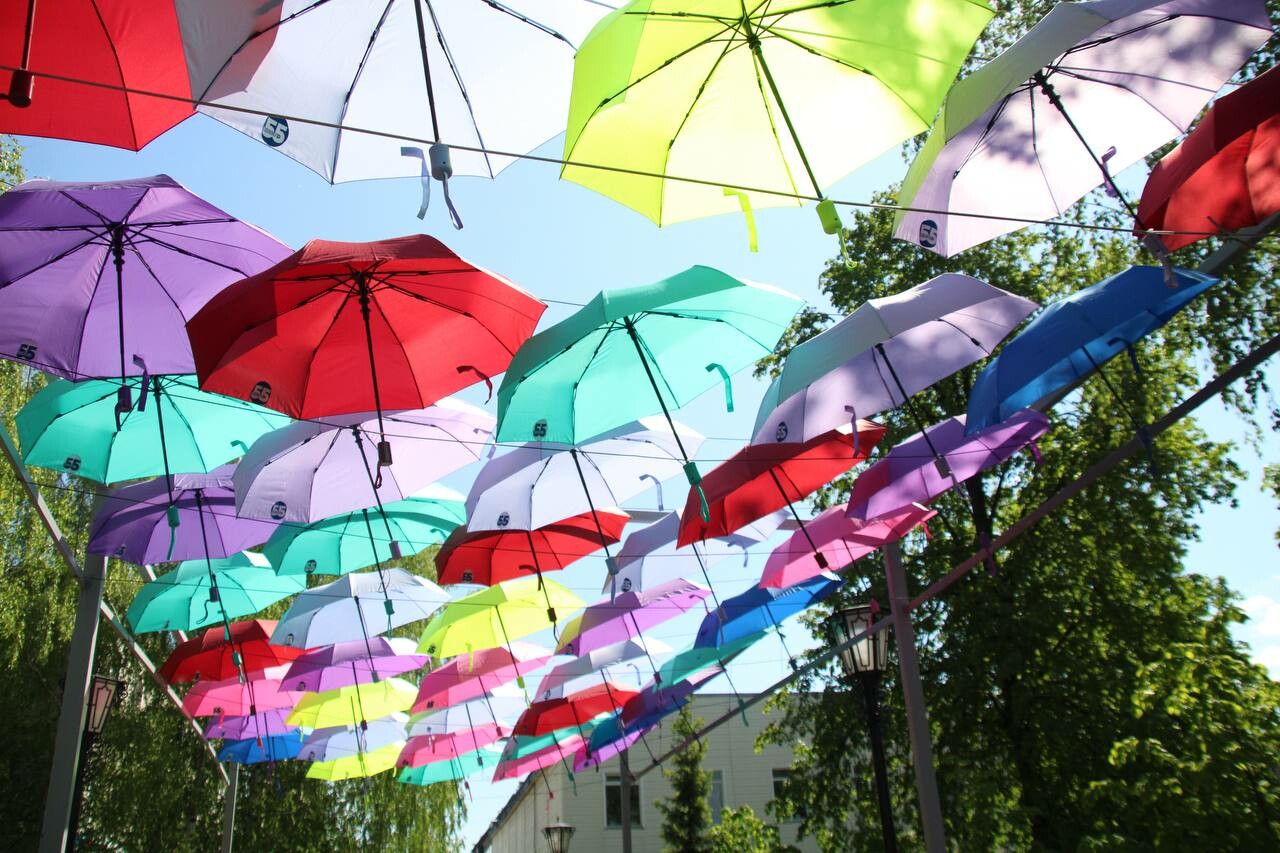 В День защиты детей в Менделеевске открылась аллея из 55 парящих зонтиков