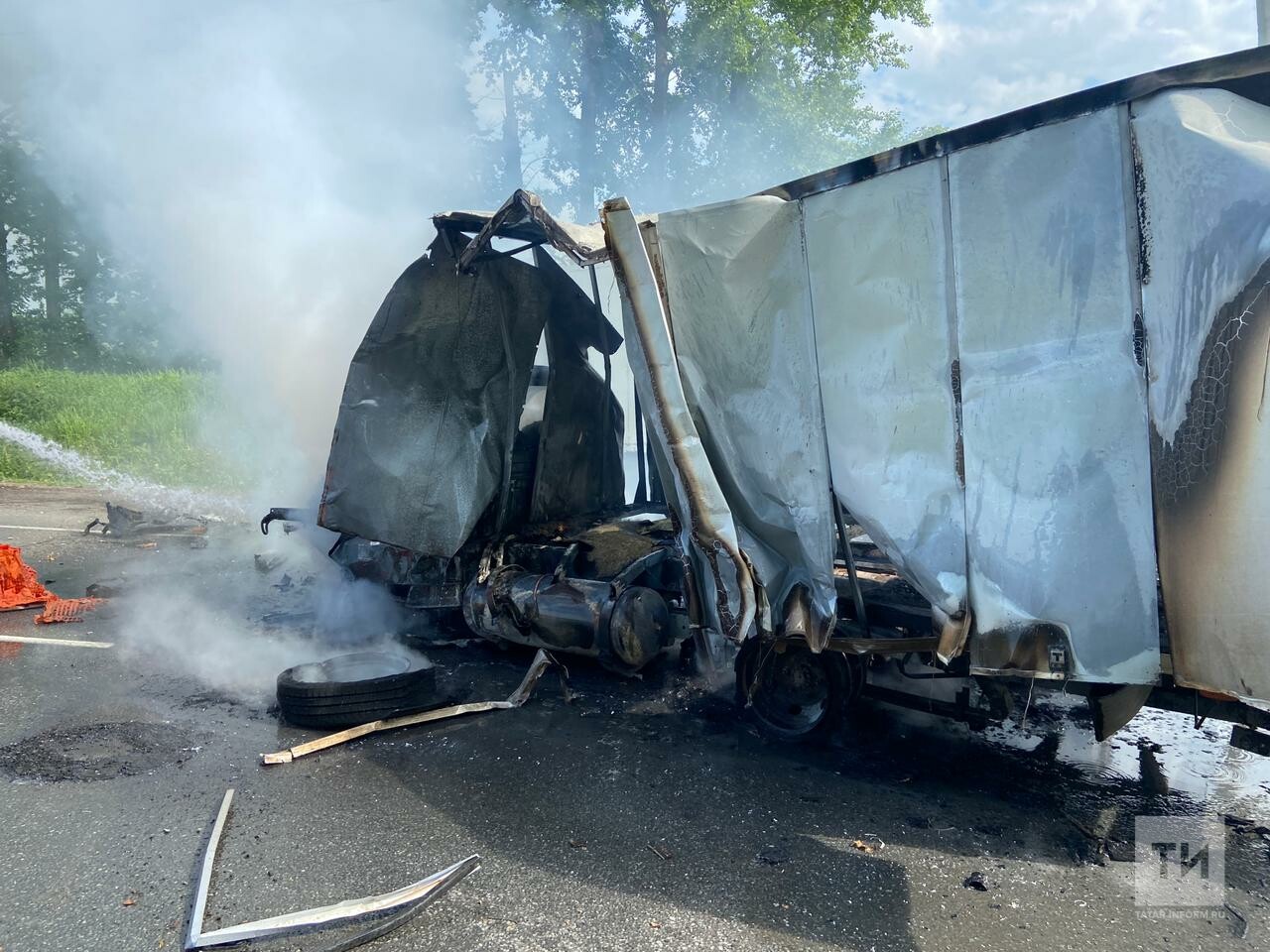 В Татарстане «ГАЗель» загорелась после лобового столкновения с другим грузовиком