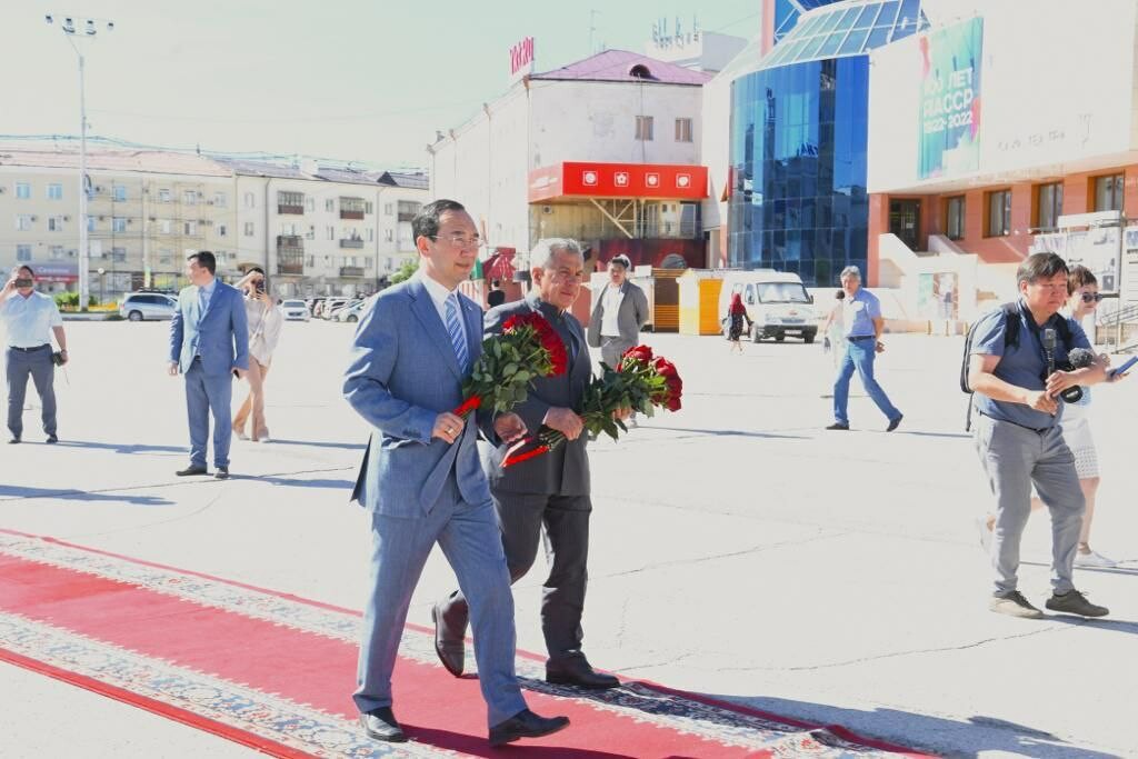 Рустам Минниханов возложил цветы к памятнику якутского писателя Платона Ойунского