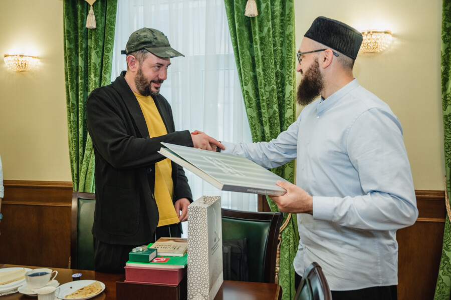 Муфтий РТ рассказал Артемию Лебедеву о татарской версии Корана и показал «Кул-Шариф»