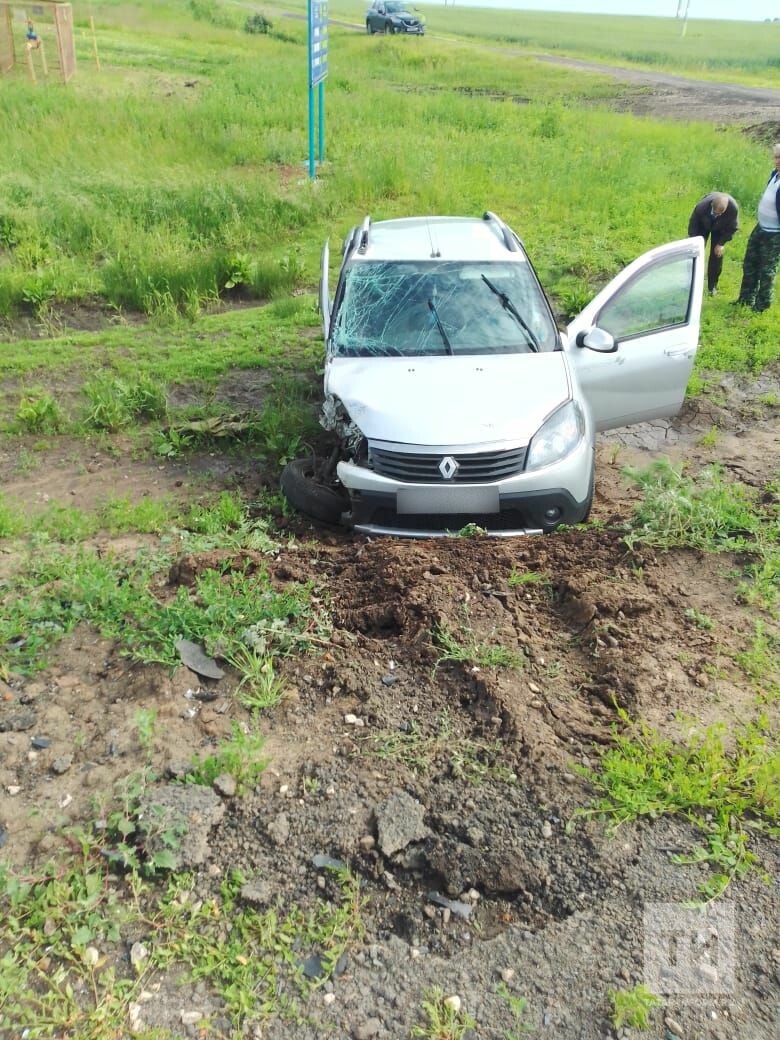 Легковушка полностью уничтожена после лобового столкновения с авто на трассе в Татарстане