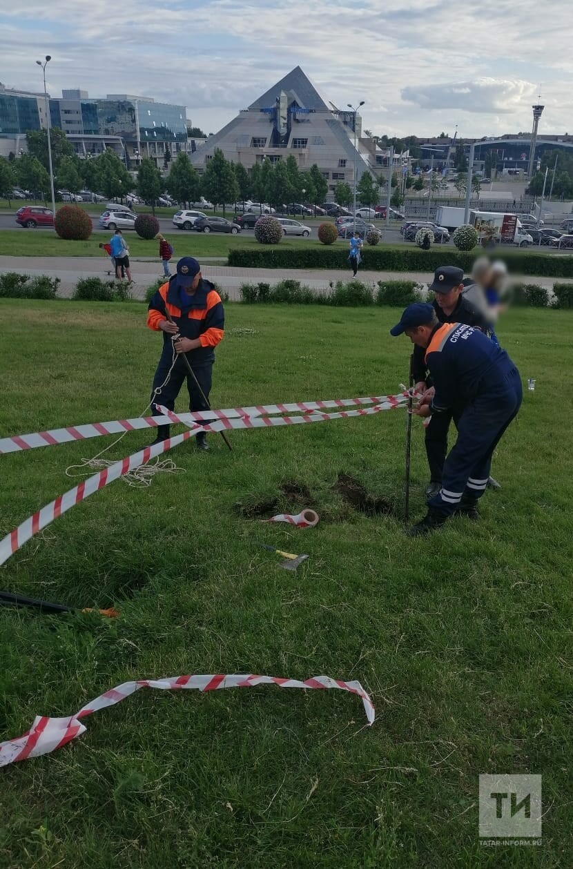 Казанские спасатели помогли девочке, уронившей сумочку с инсулином в глубокую яму