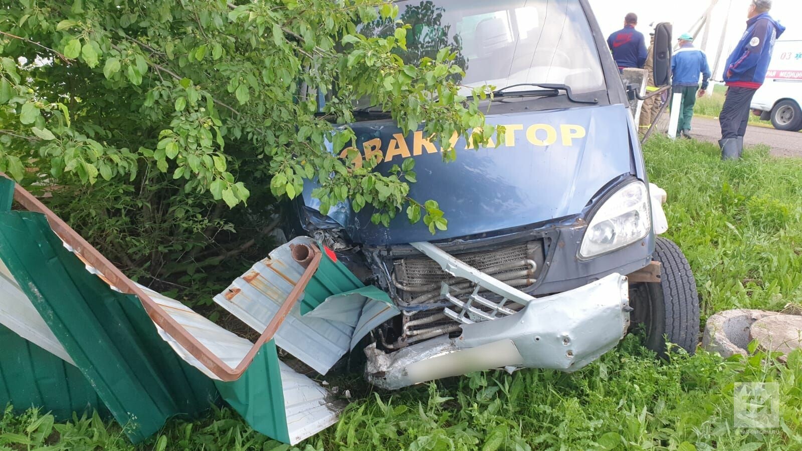 Легковушке оторвало морду после того, как она влетела под колеса эвакуатора в Татарстане