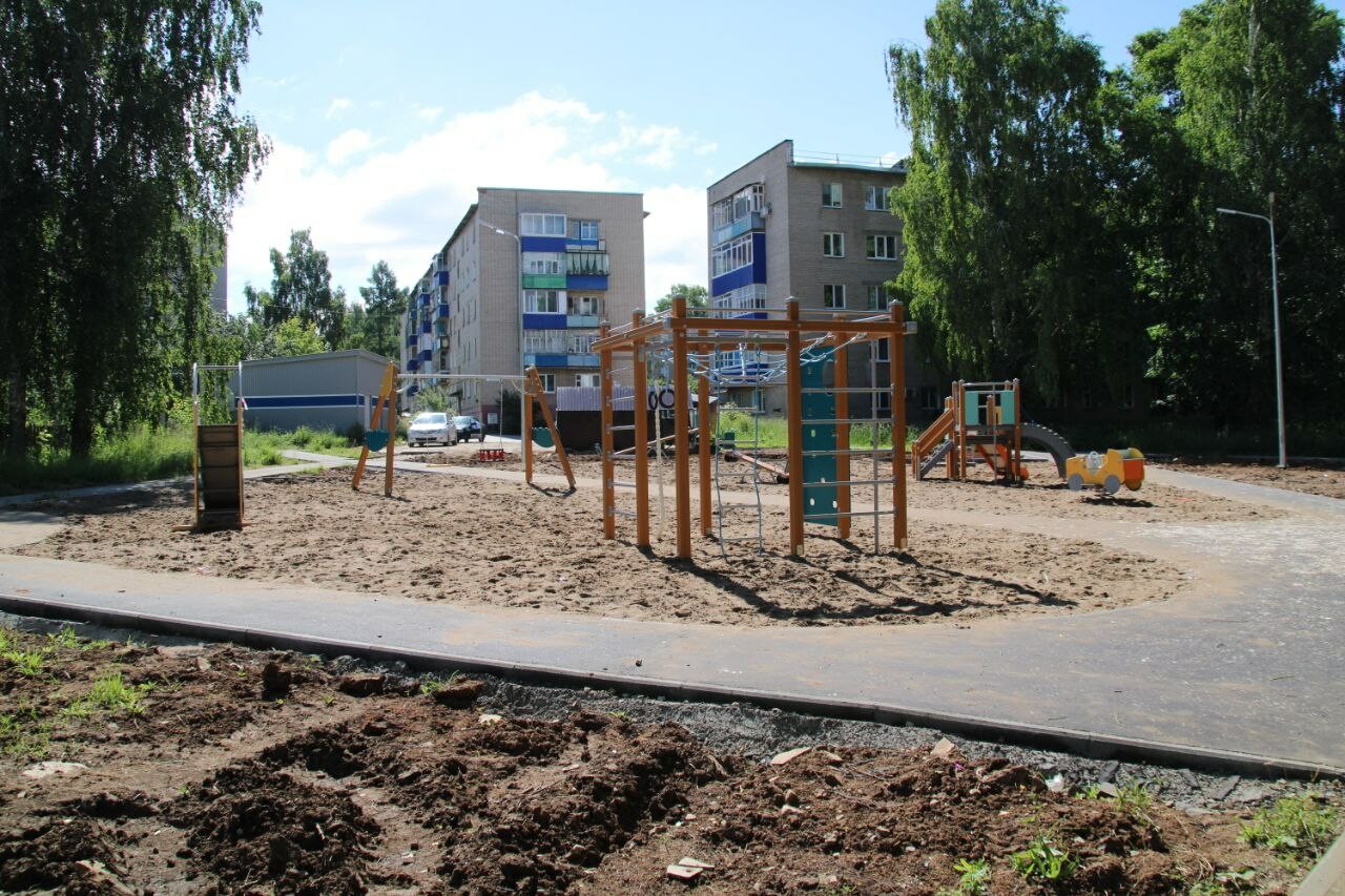 В Менделеевске идет установка детских игровых площадок по проекту «Наш двор»