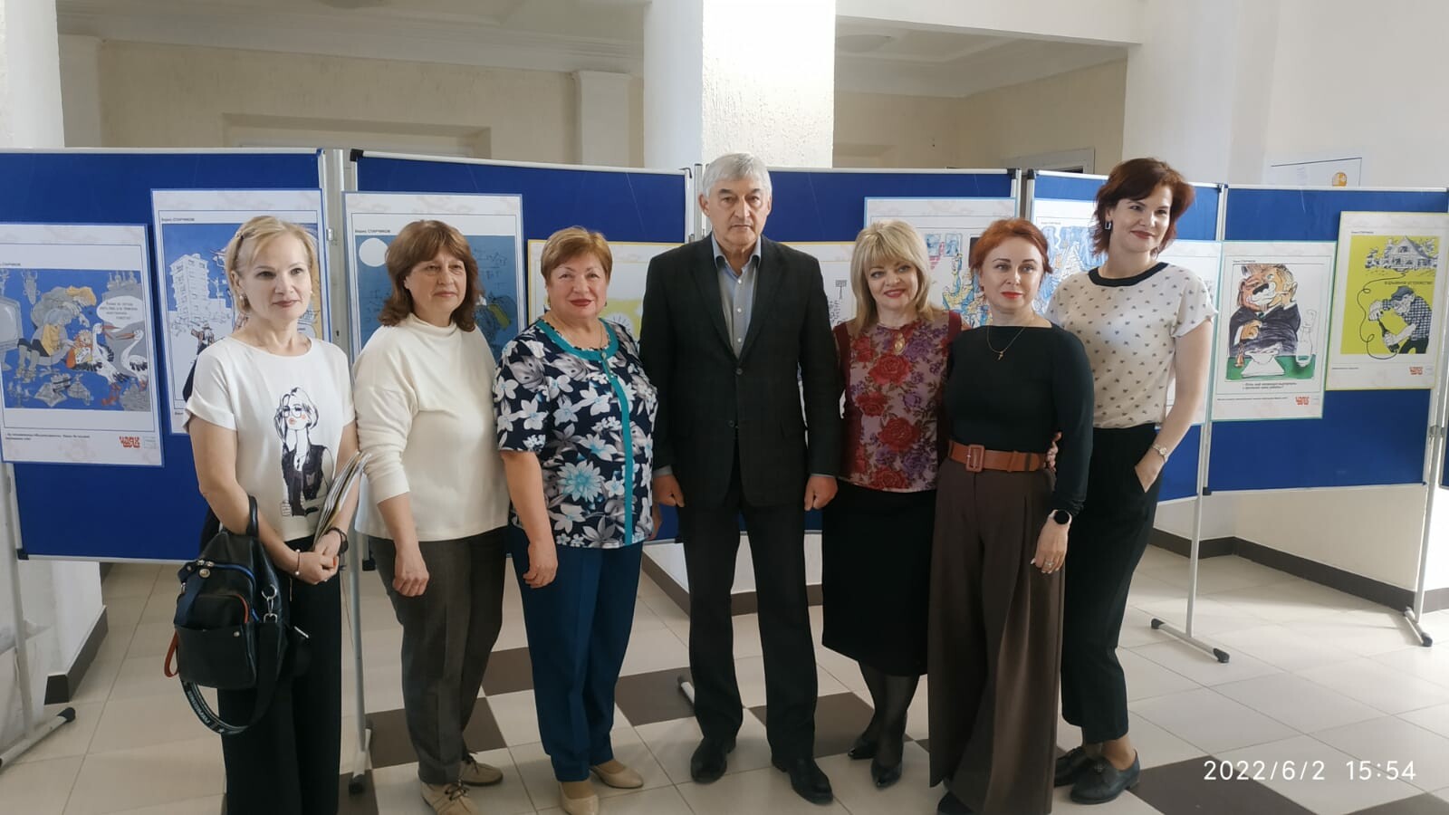 Нити творческой дружбы: «Татмедиа» подарило городу Микунь выставку карикатур Старчикова