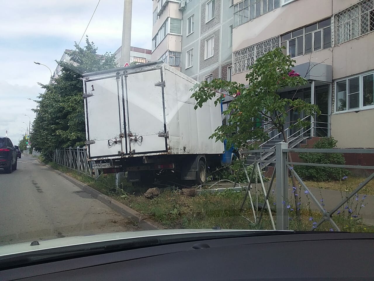 В Казани «ГАЗель» снесла забор, вылетела на тротуар и сбила пенсионерку