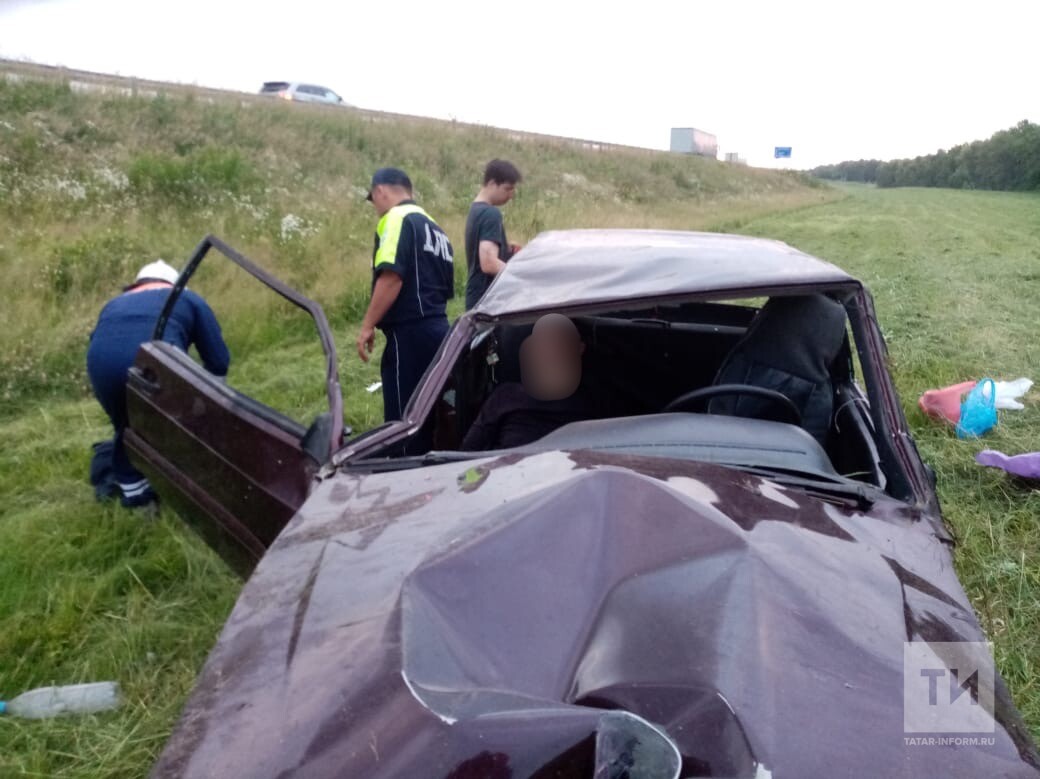 Два человека пострадали, вылетев на авто с трассы в Татарстане