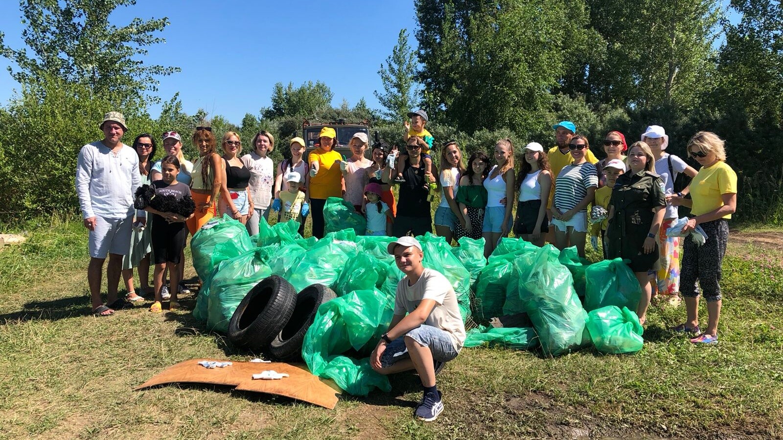 В Челнах активисты собрали 450 мешков мусора во время уборки побережья Камы