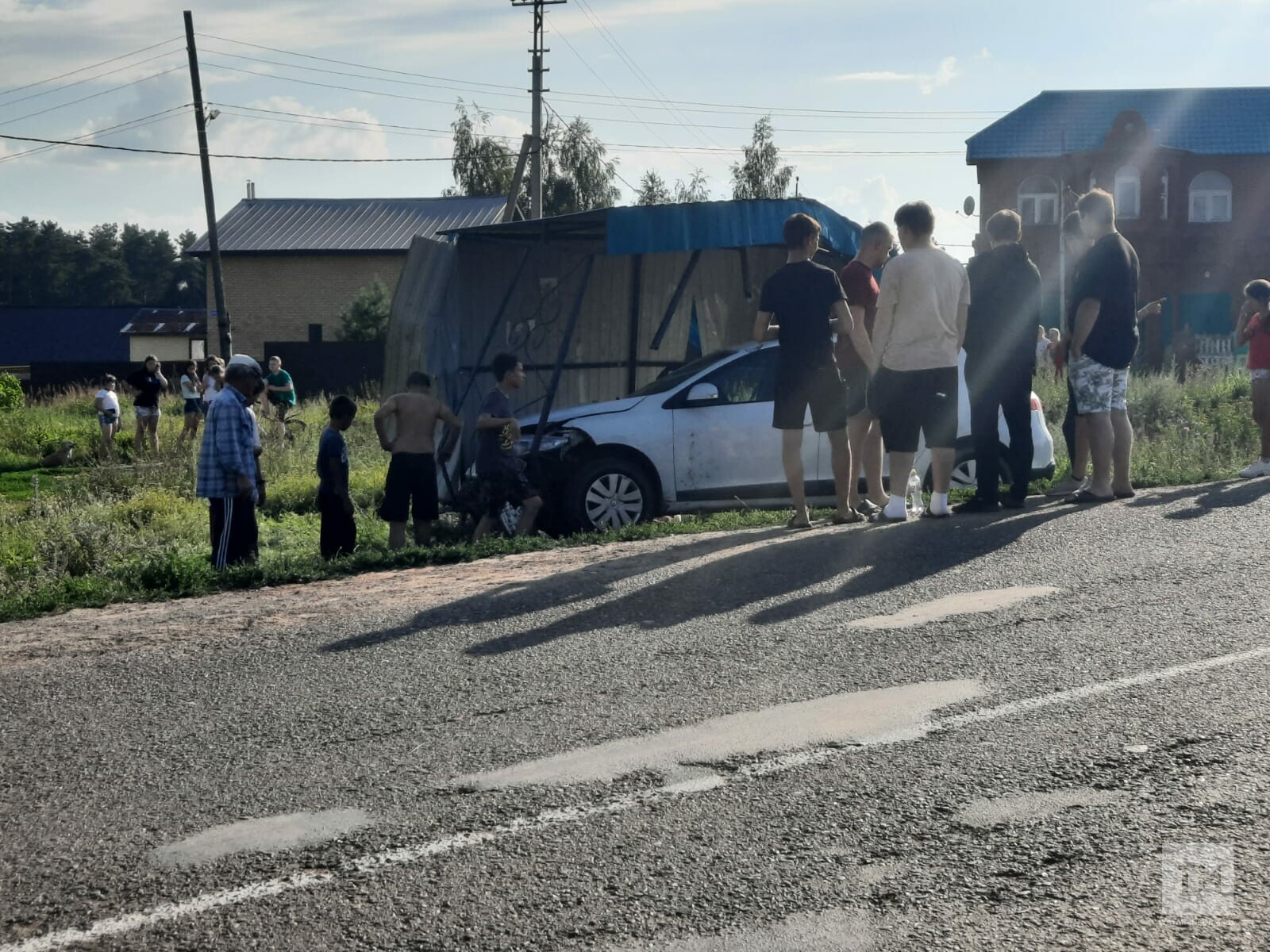 В Татарстане легковушка влетела в автобусную остановку, есть пострадавшие