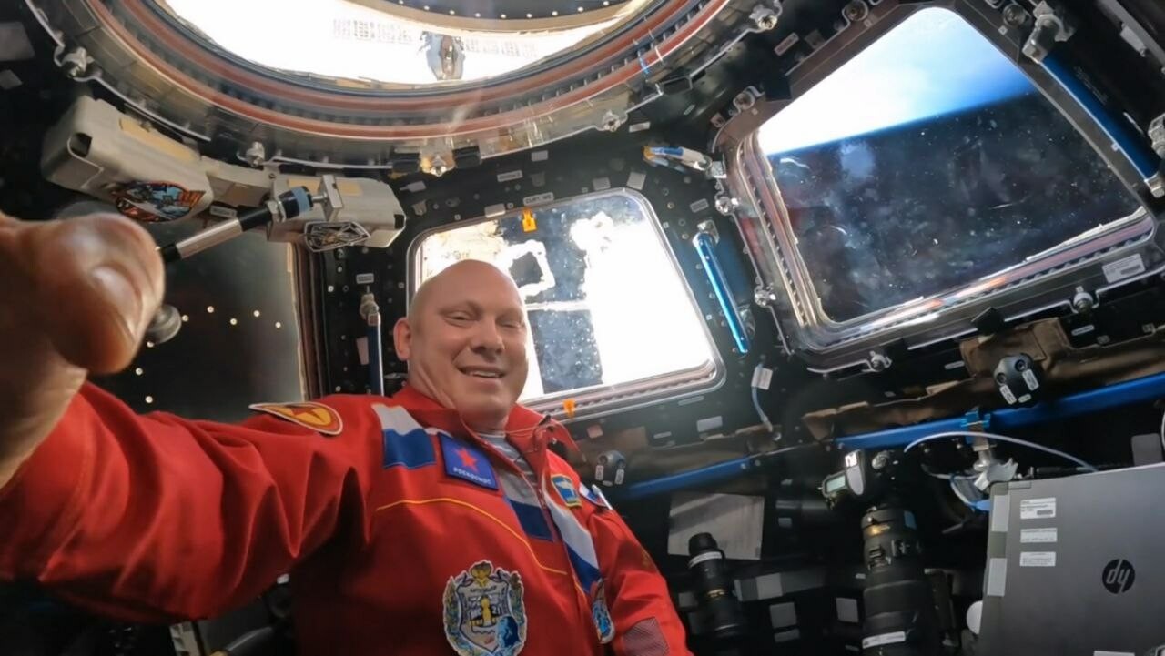 Космонавт Олег Артемьев поздравил выпускников КИУ и показал им Землю из космоса