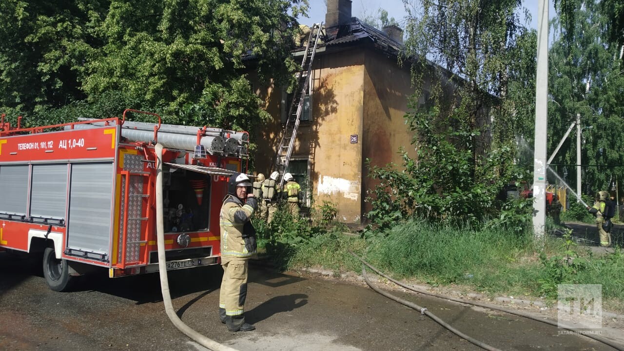 Пожарные потушили горевшую крышу жилого дома на Зур Урам в Казани
