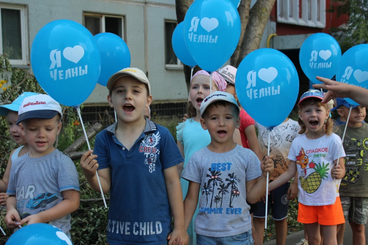 Челнинские детсадовцы концертом поблагодарили строителей за благоустройство дворов