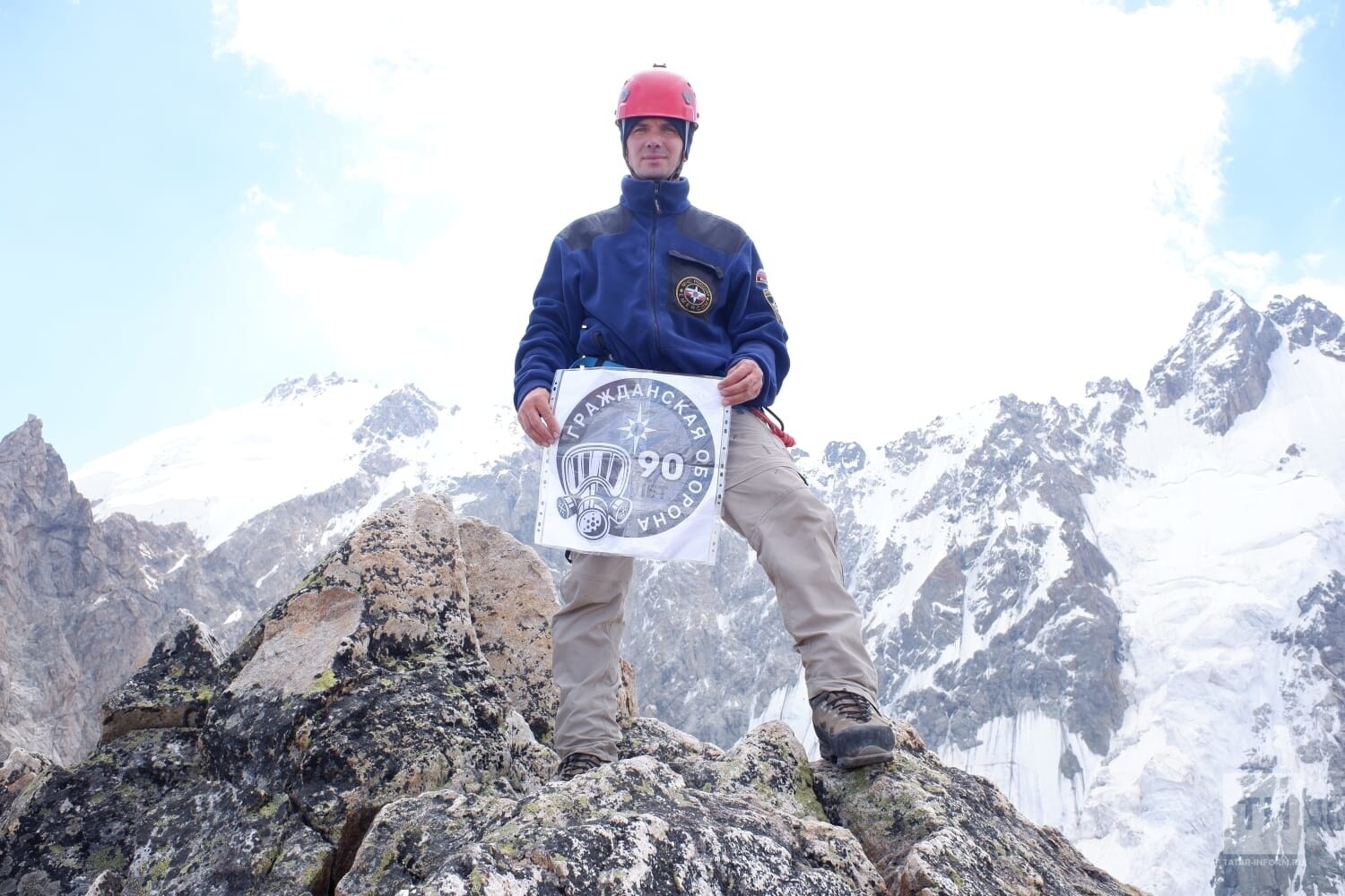 Спасатель из Челнов установил на вершине горы Укю эмблему 90-летия гражданской обороны РФ