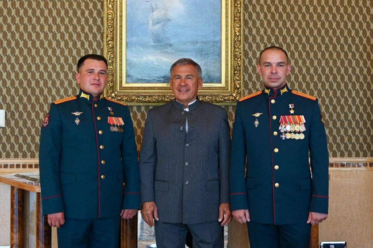 Минниханов встретился с двумя татарстанцами, получившими звание Героя России