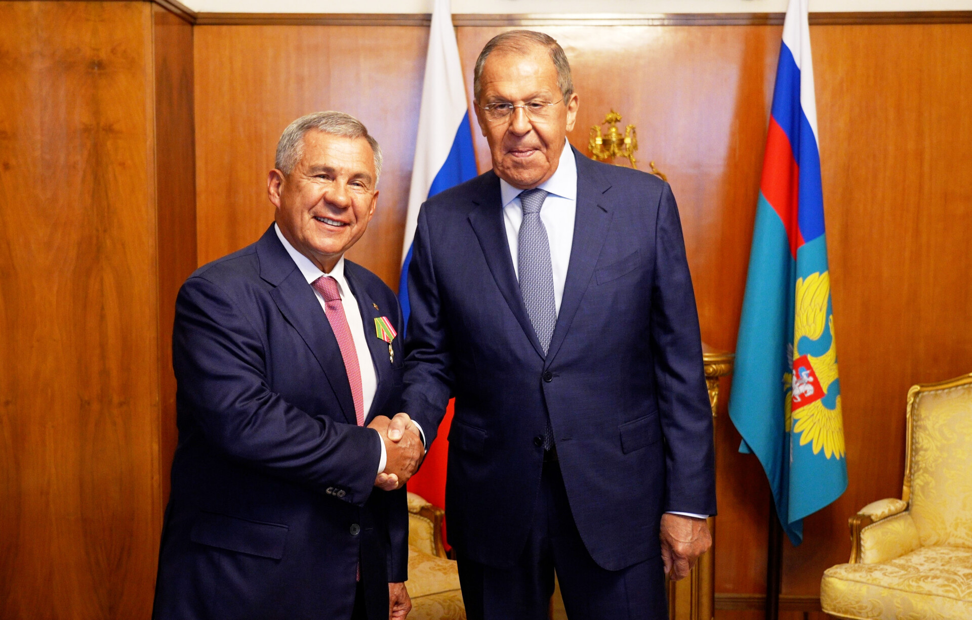 Лавров вручил Минниханову нагрудный знак «За вклад в международное сотрудничество»