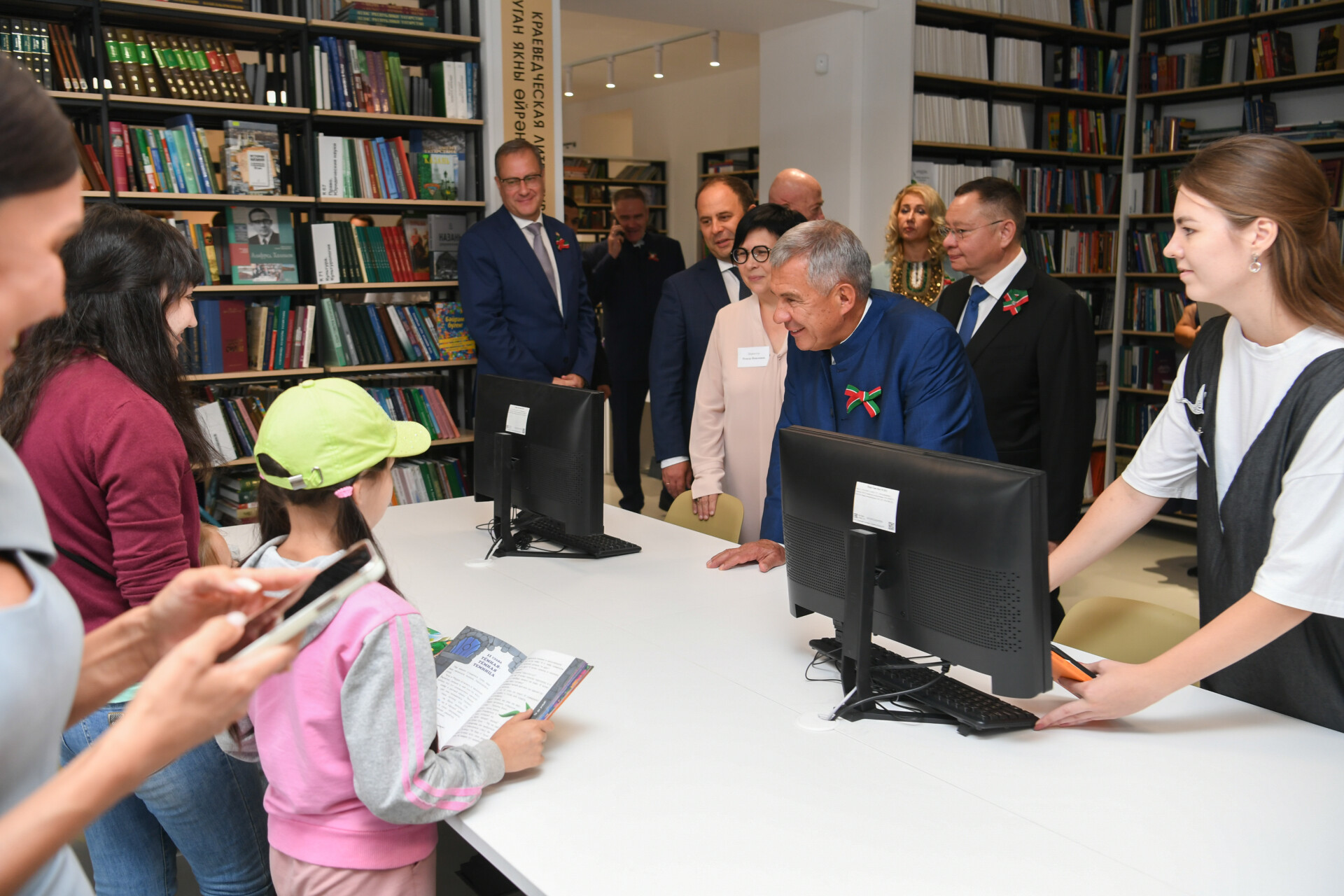 Минниханов осмотрел после ремонта первую в Казани библиотеку с концертным залом