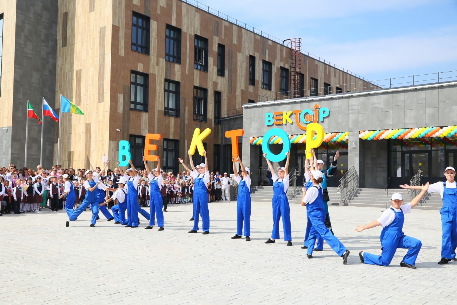 Минниханов в Нижнекамске открыл первый инженерный лицей и детский сад «Эврика»