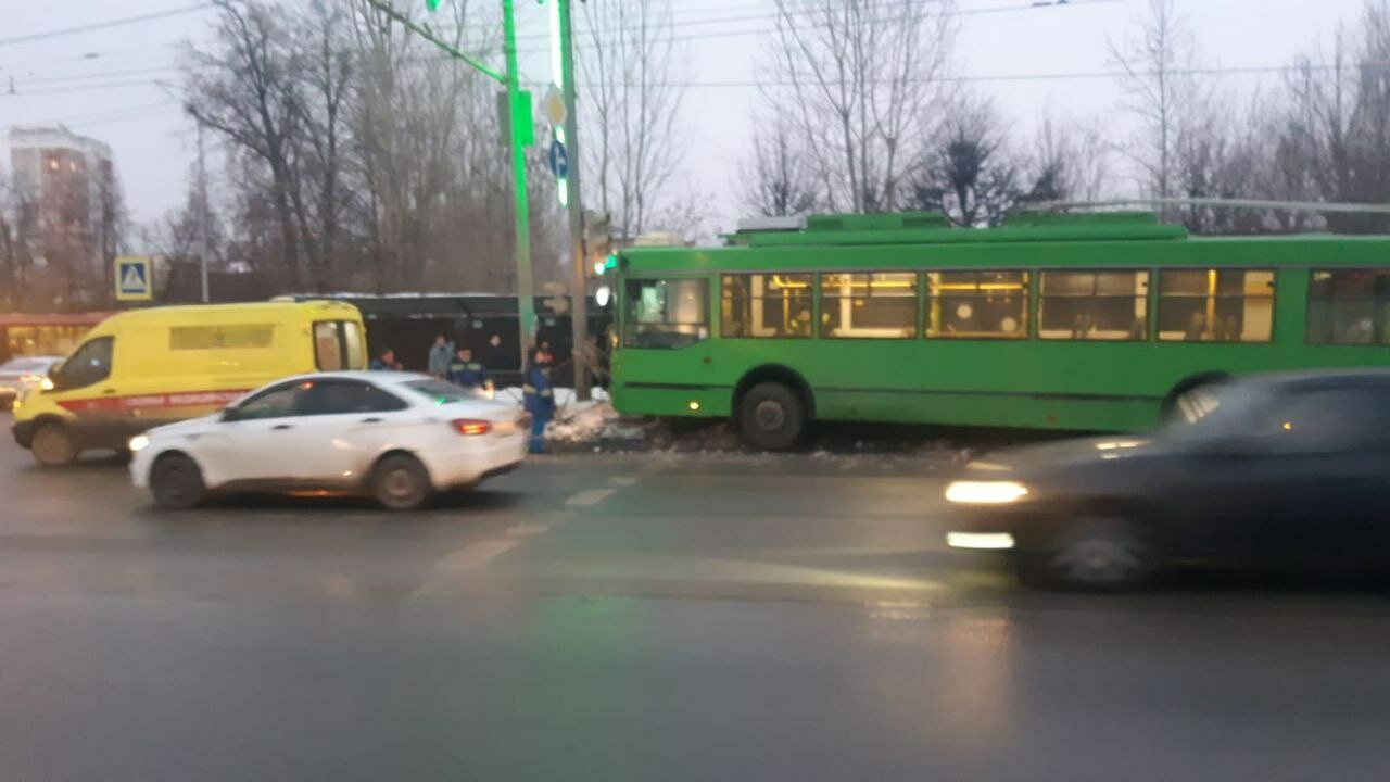 Уходя от столкновения, водитель казанского троллейбуса протаранил забор