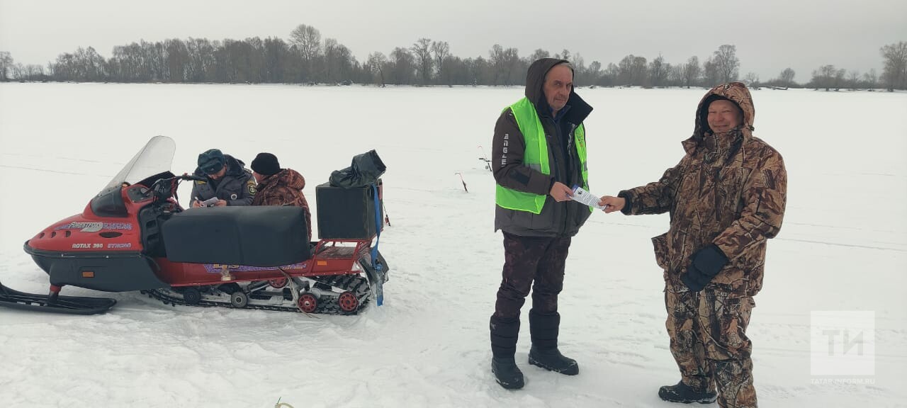 На льду Волги под Зеленодольском поймали троих водителей снегоходов без документов