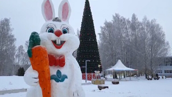 Пятиметровый Заяц и трехметровая Снегурочка: татарстанцы украшают улицы снежными фигурами