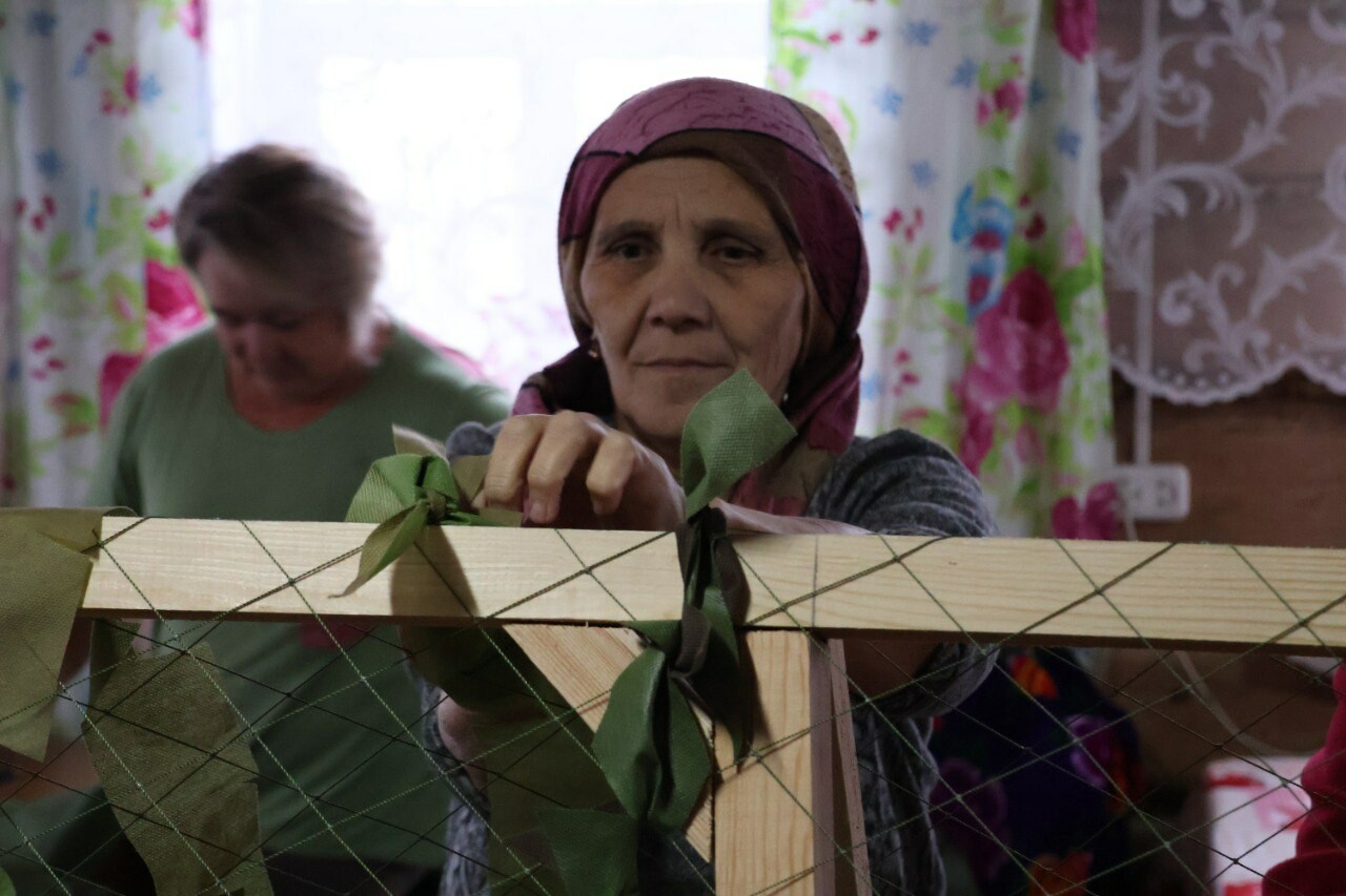 Сельчанки Актанышского района плетут масксети для земляков в зоне СВО