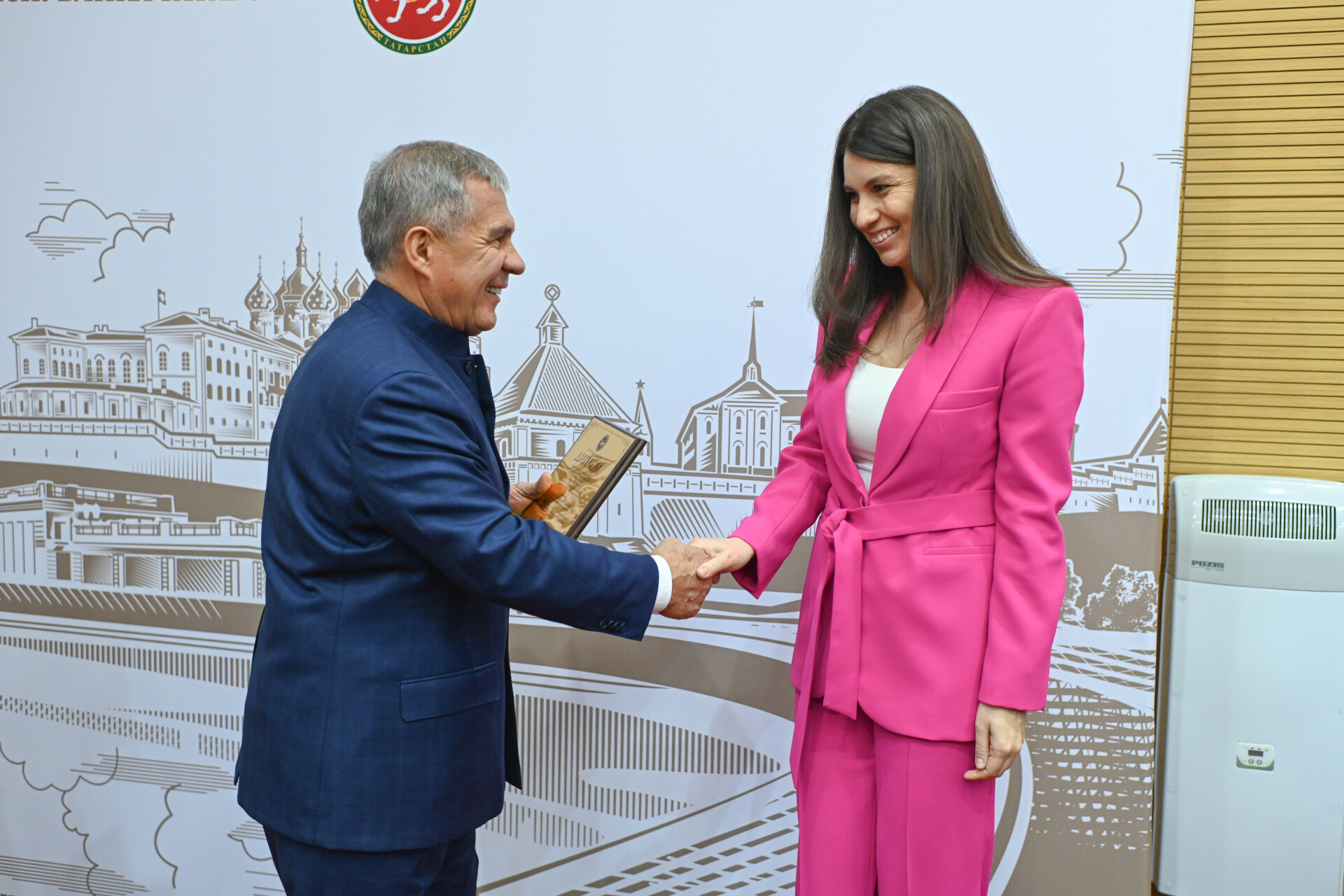 Минниханов наградил 14 лучших госслужащих Татарстана