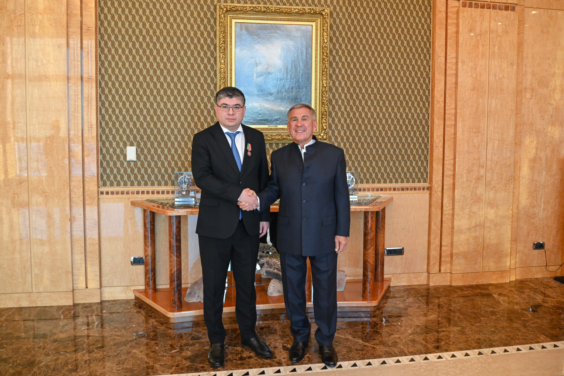 Минниханов вручил Генконсулу Узбекистана в Казани медаль ордена «За заслуги перед РТ»