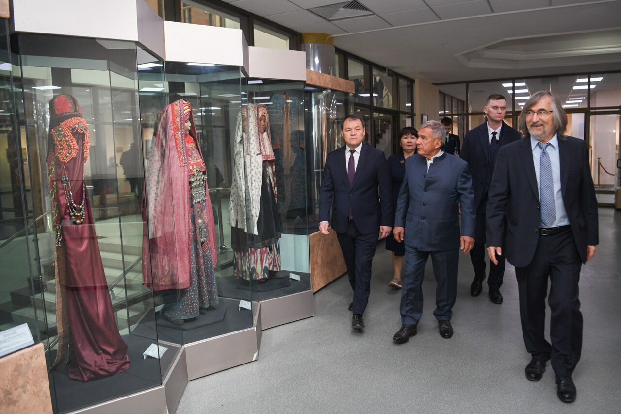 Минниханов посетил Государственный музей искусств Каракалпакстана им. Савицкого