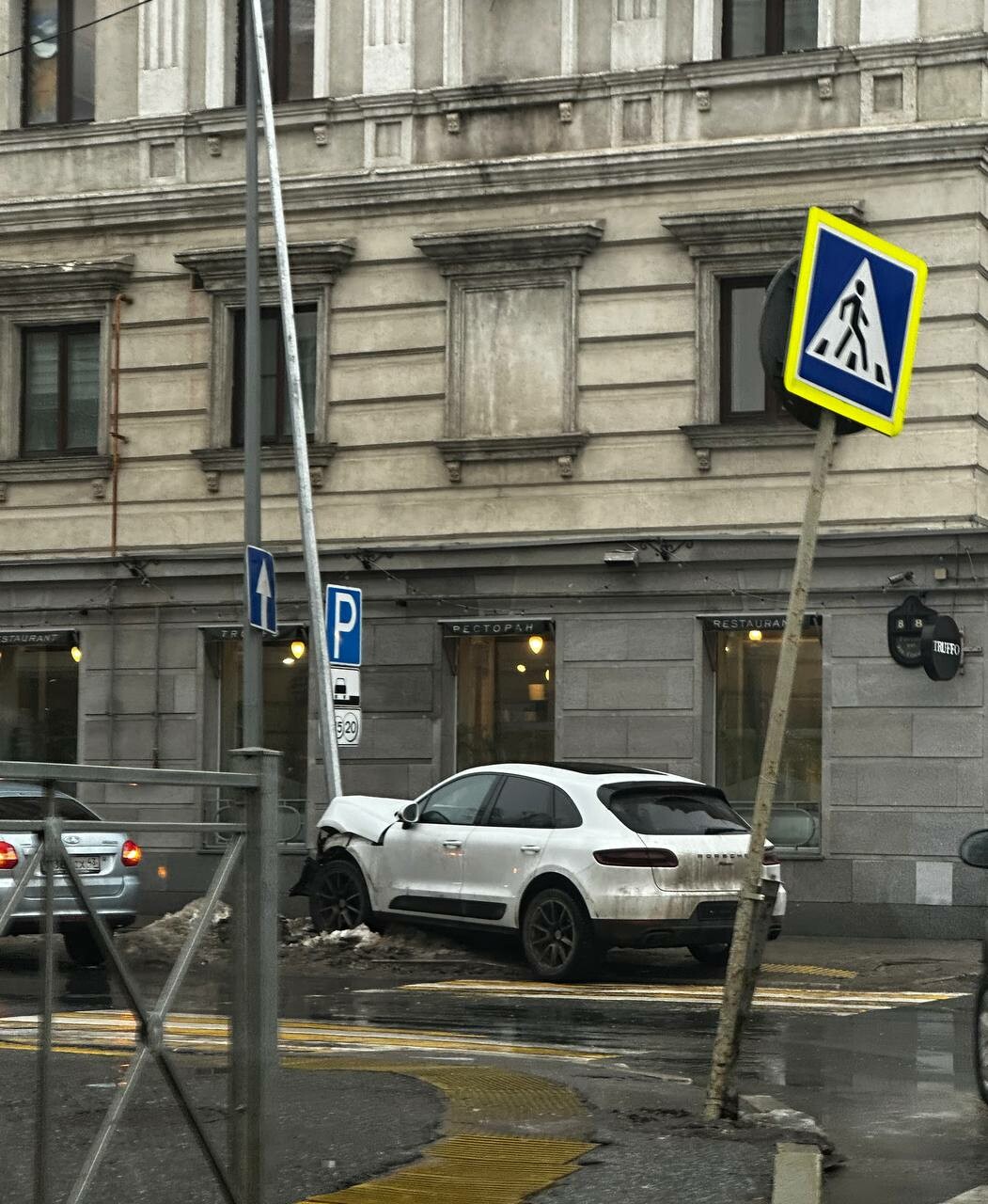 В центре Казани водитель Porsche влетел в столб, пассажирка в больнице