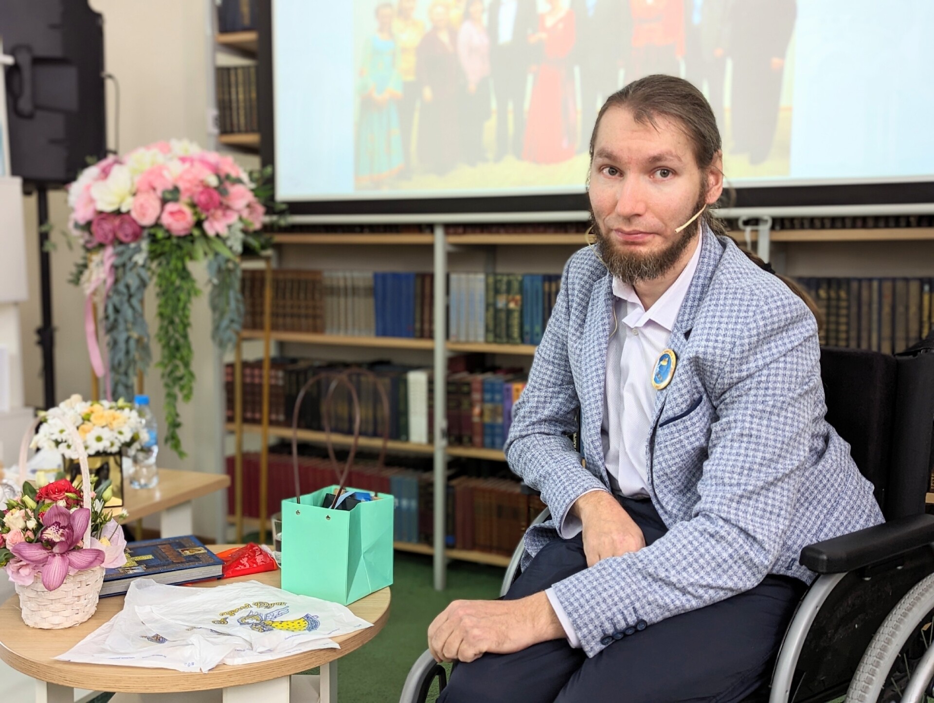 В Нижнекамске известный поэт с инвалидностью прочел стихи горожанам