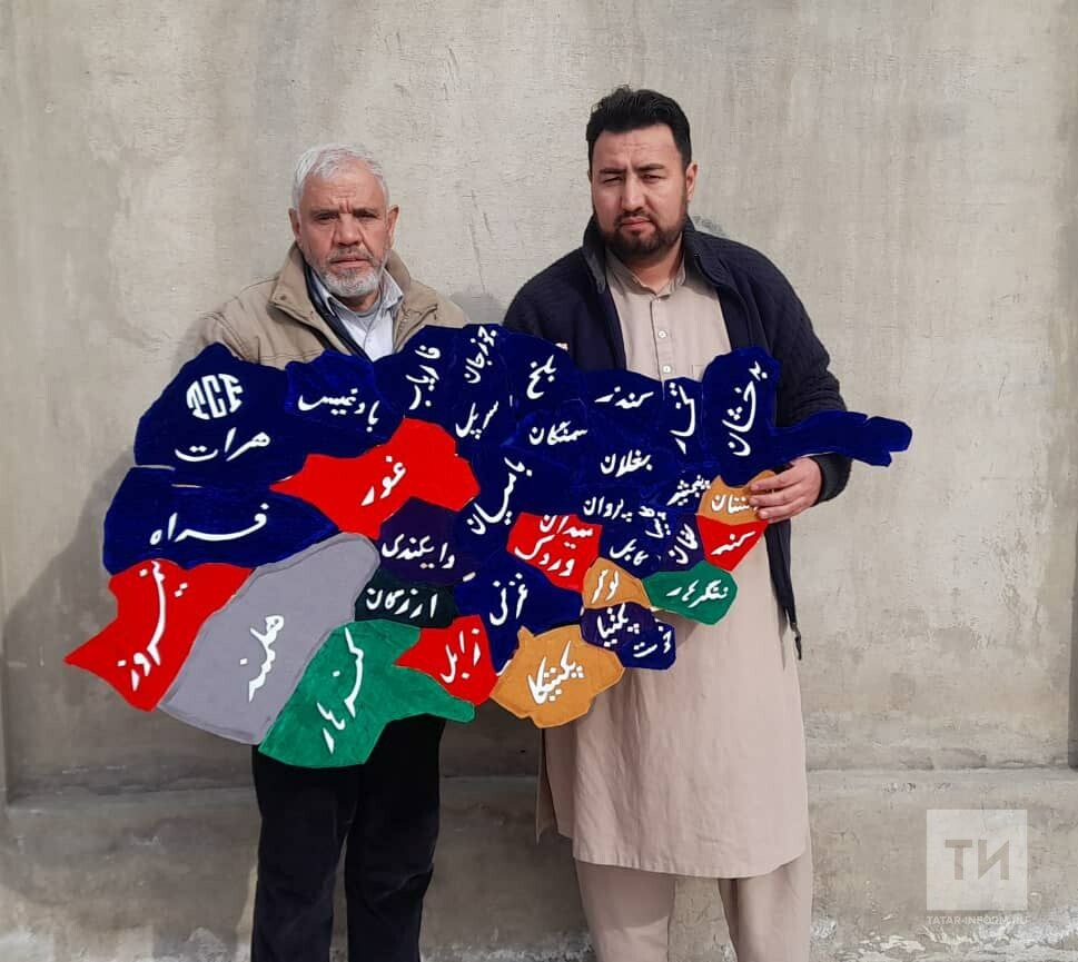 Общине афганских татар в знак уважения подарили карту Афганистана, вырезанную из дерева