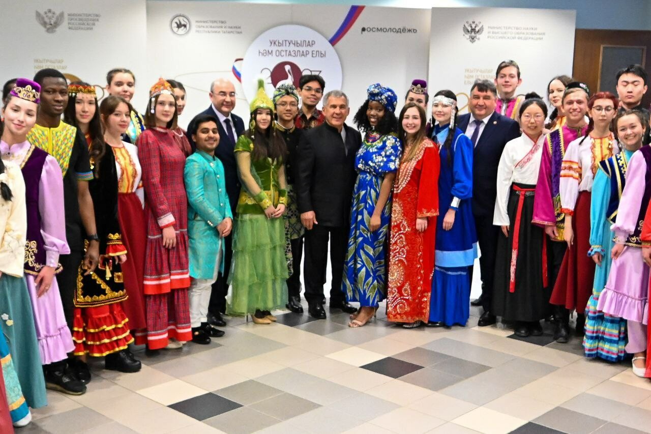 «Наш яркий Татарстан»: Минниханов показал фото со студентами КФУ в национальных костюмах