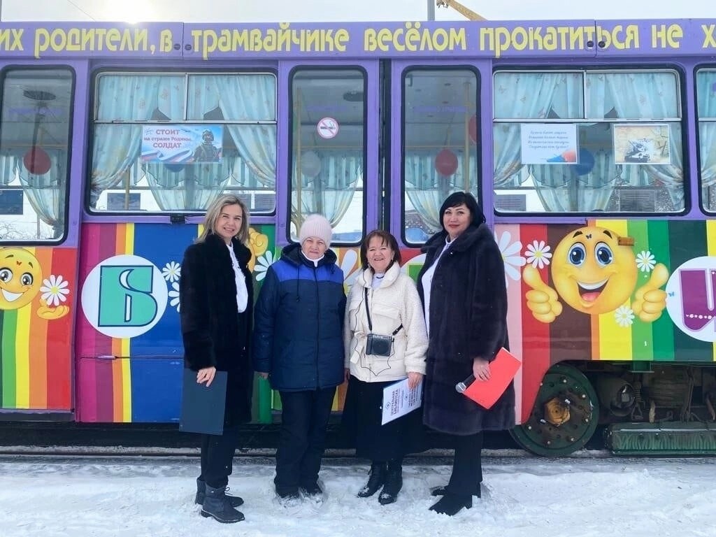 Литературный трамвай и флешмоб организовали ко Дню защитника Отечества в Нижнекамске