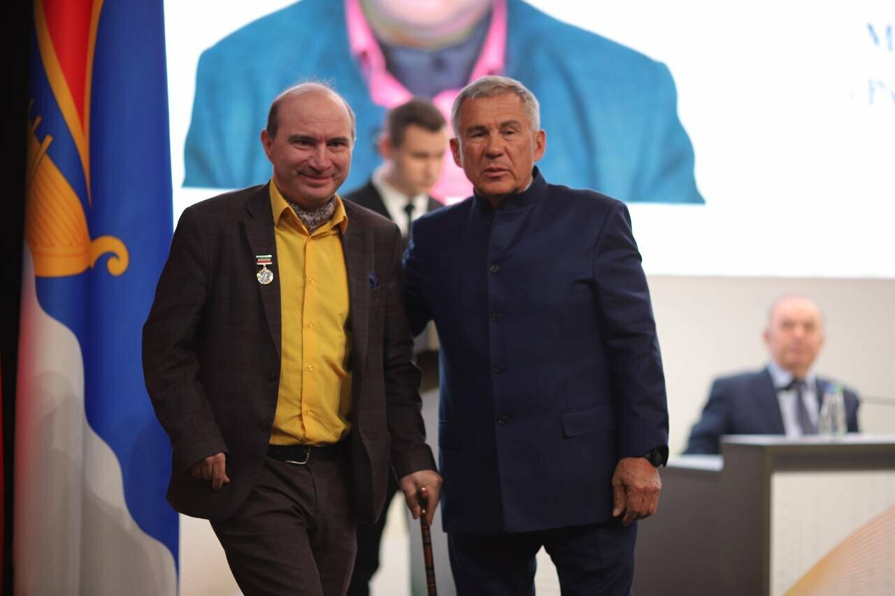 Минниханов вручил госнаграды челнинцам за вклад в развитие Татарстана