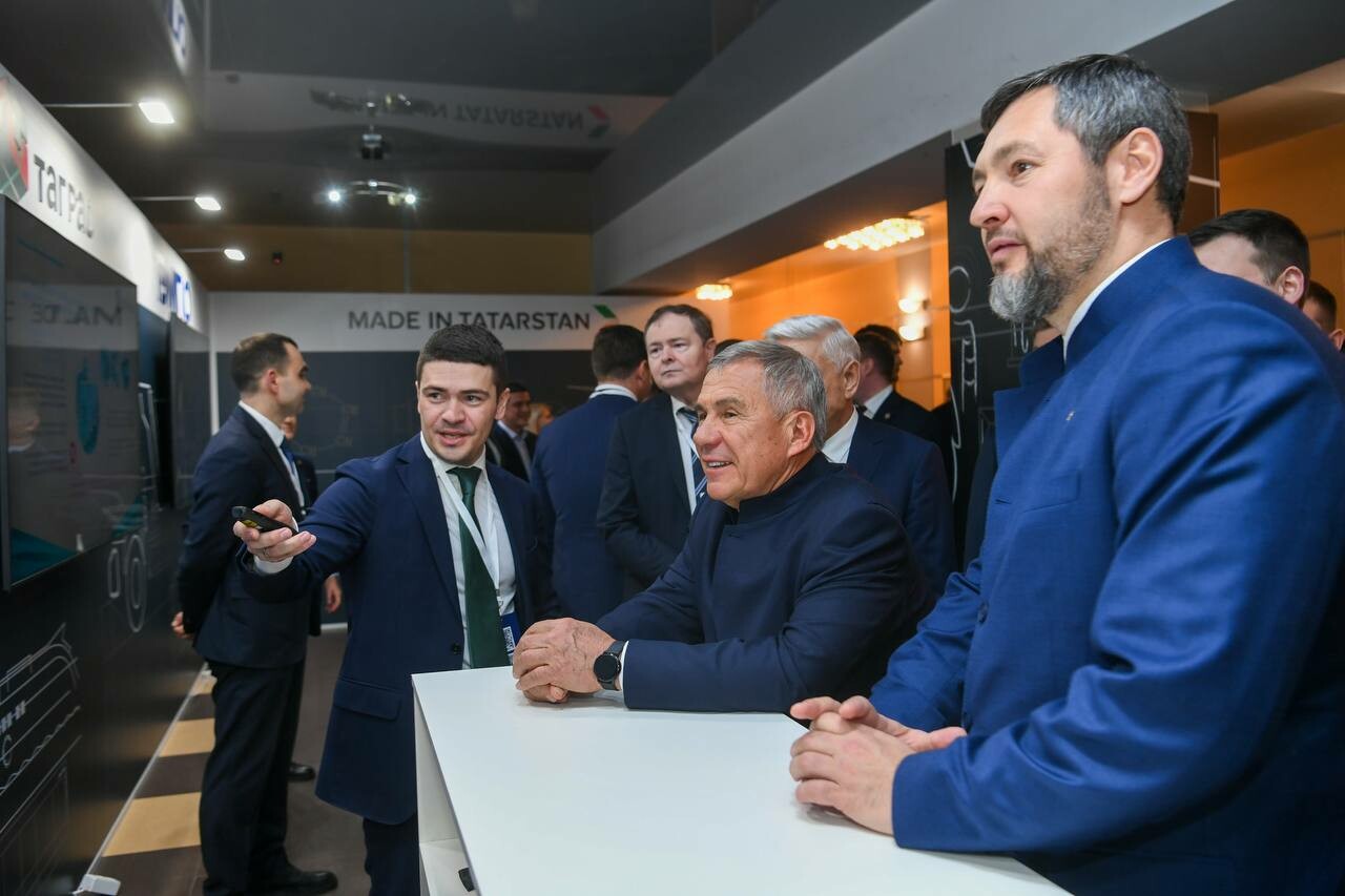 Минниханов оценил работу СИБУРа по улучшению условий труда рабочих в Татарстане