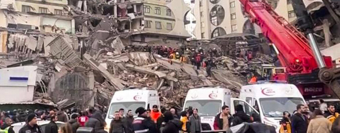 «Дороги перекрыты, на улицах много раненных»: россияне о землетрясении в Турции