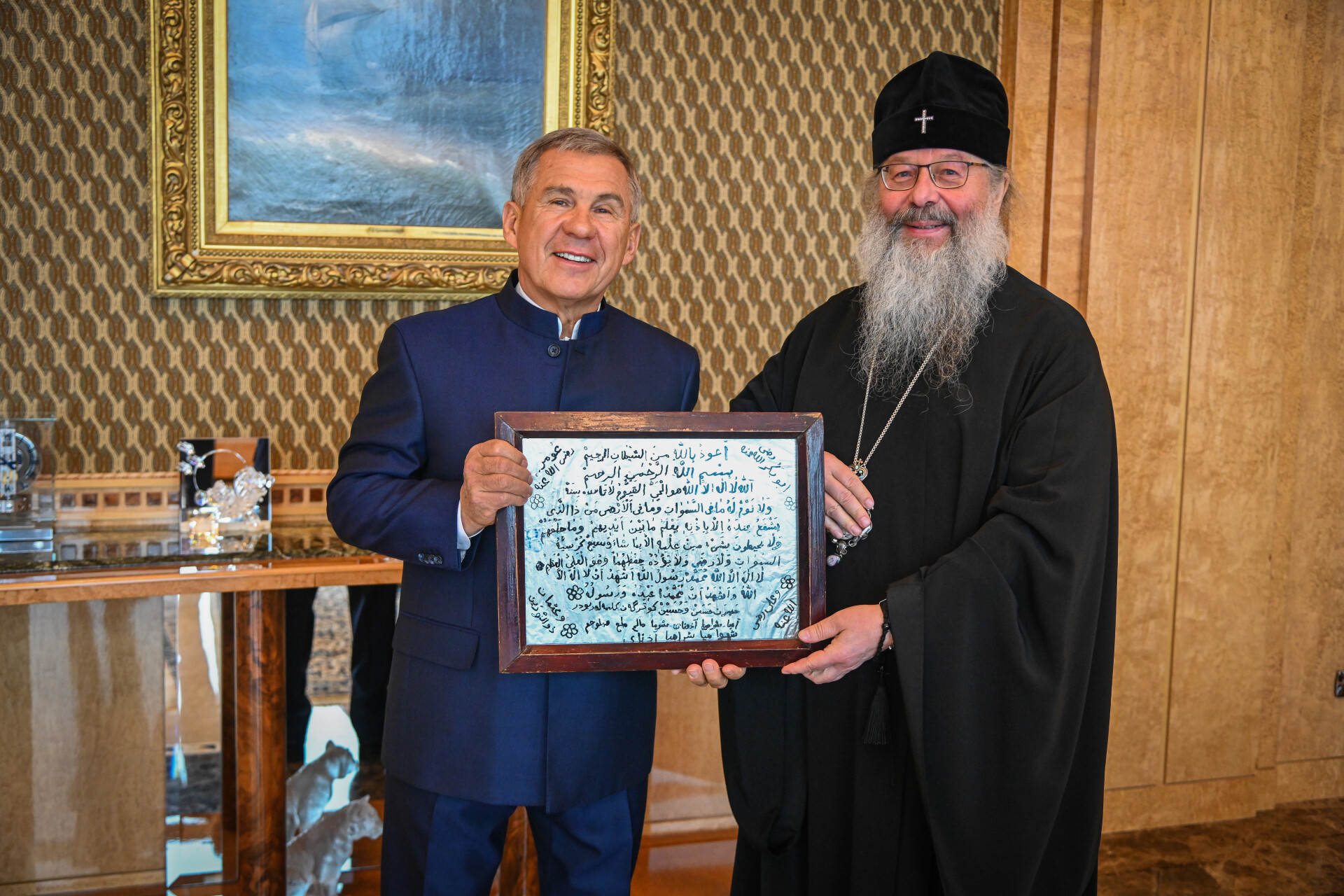 Митрополит Кирилл подарил Минниханову столетний редкий рукописный шамаиль на стекле