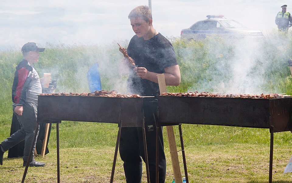 дворники сжигают листву. сжигание веток. где можно жечь. бочка для костра. костер в бочке.