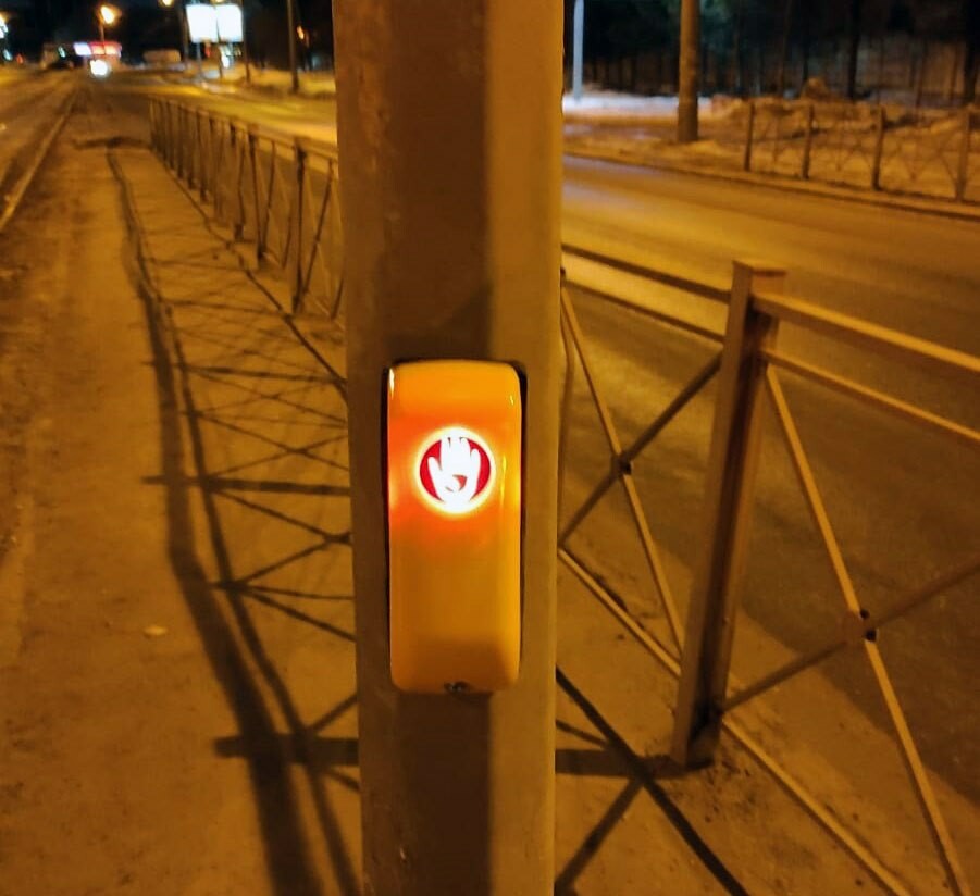 На казанских светофорах восстановили сенсорные кнопки для пешеходов