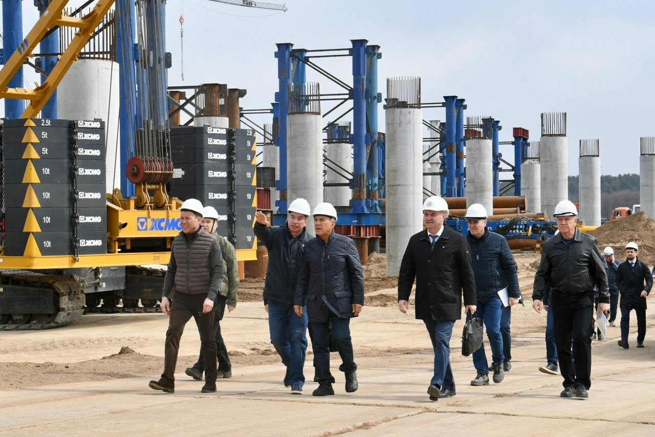 Минниханов осмотрел строящийся мост через Каму на трассе М7 «Волга»