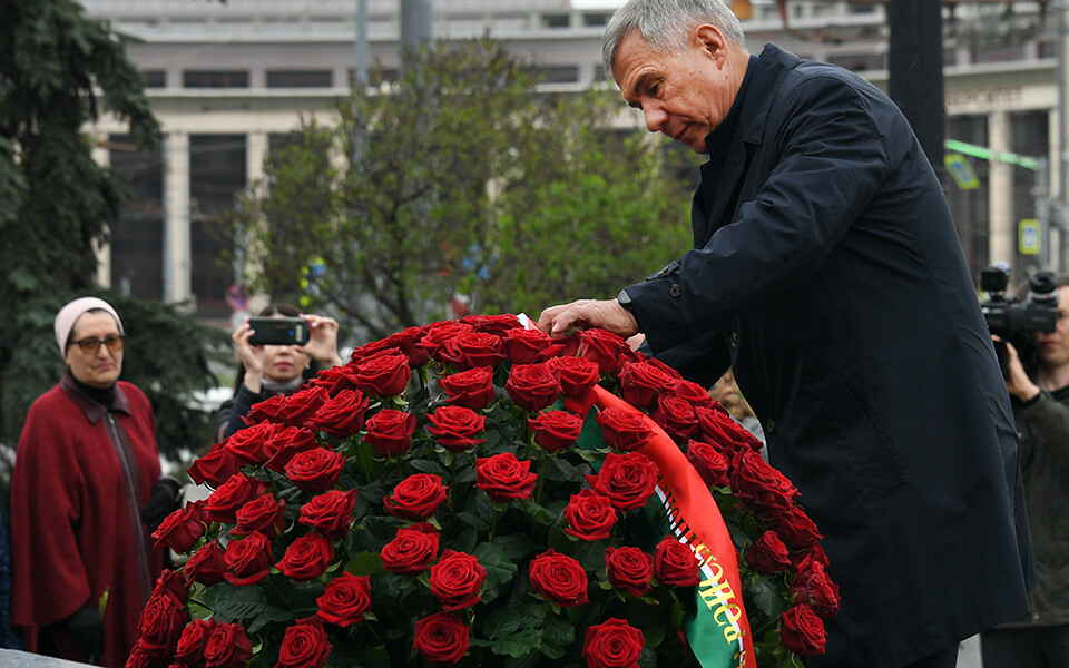 Минниханов и Шаймиев возложили цветы к памятнику Габдулле Тукаю в Казани