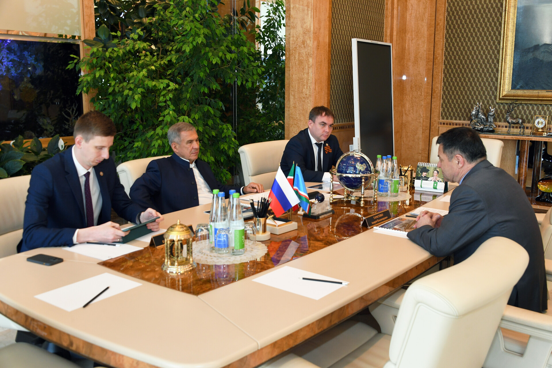 Минниханов встретился с председателем Правительства Республики Саха Тарасенко