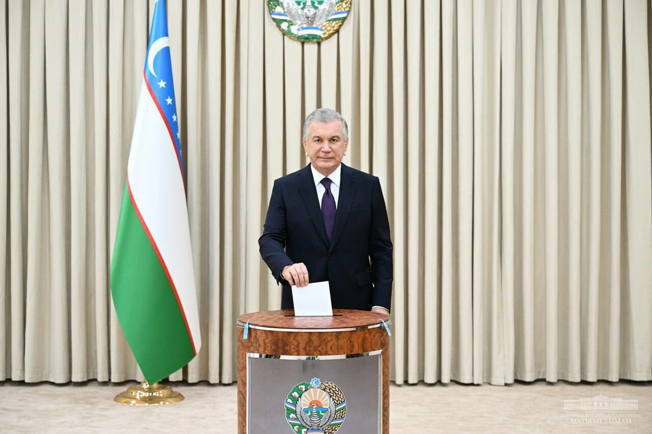 Шавкат Мирзиёев проголосовал на референдуме по проекту новой Конституции Узбекистана