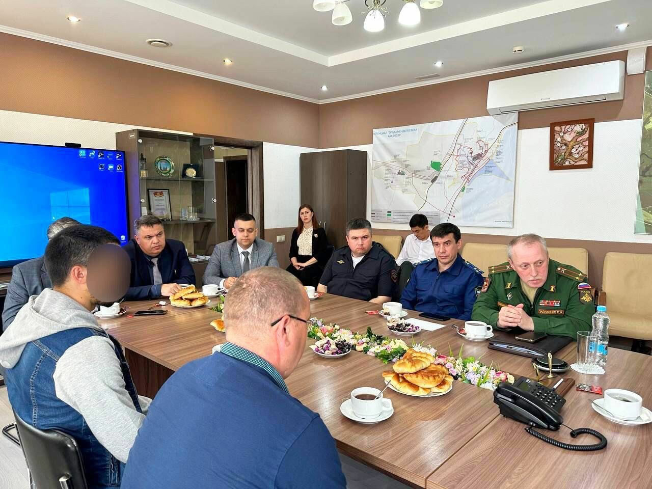 Глава Менделеевского района встретился с военнослужащими, прибывшими в отпуск