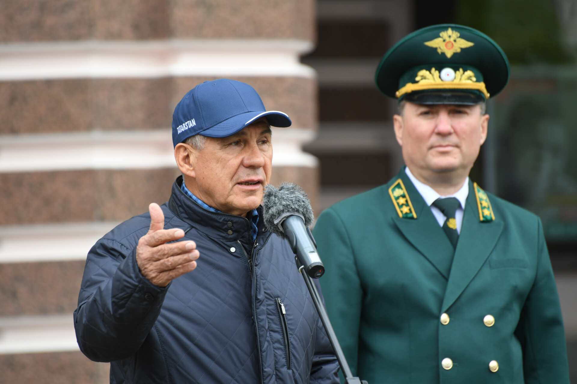 Минниханов вручил лесникам Татарстана ключи от автомобилей «Lada Niva legend»