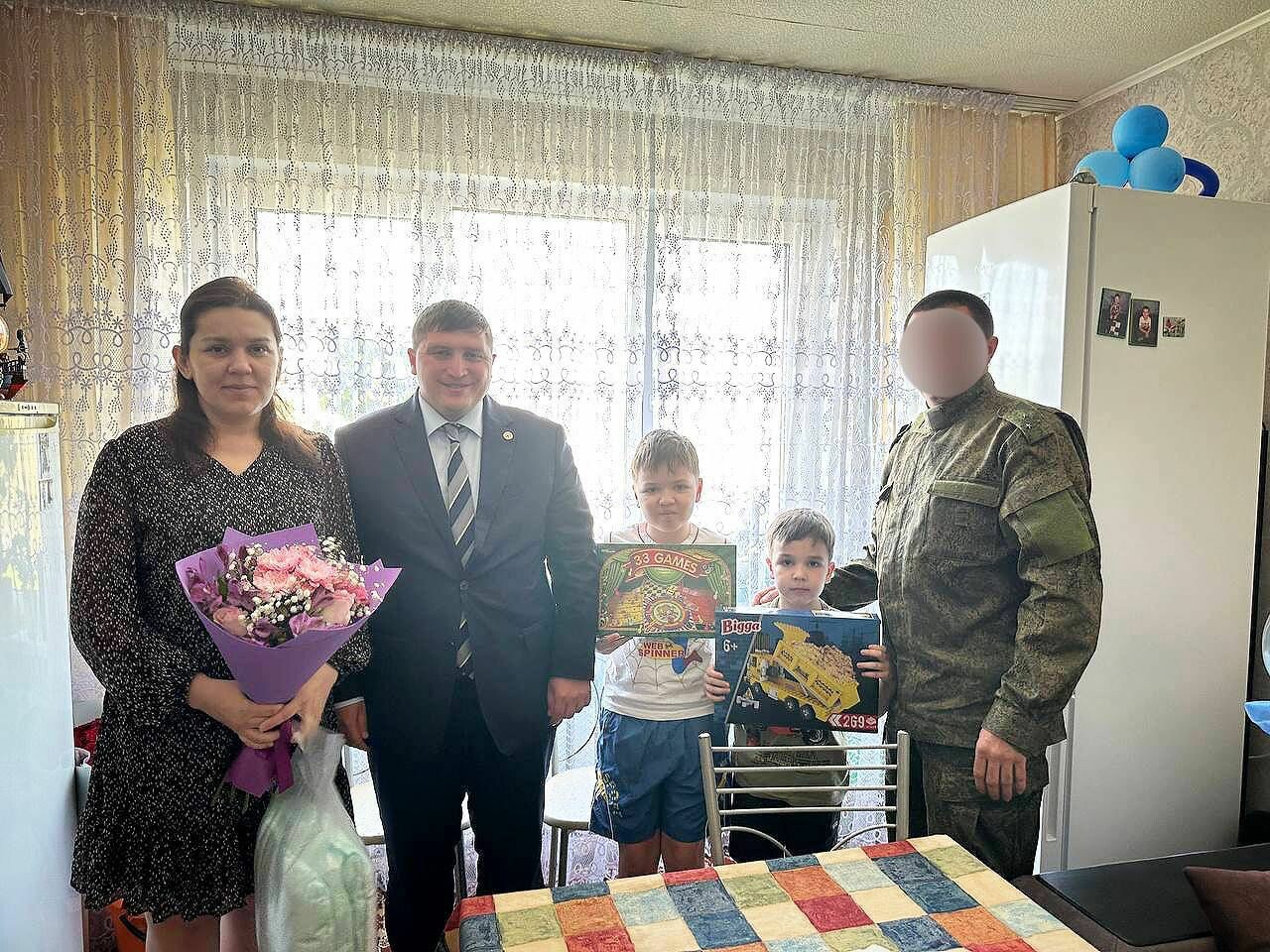 Глава Менделеевска поздравил семью военнослужащего с рождением ребенка