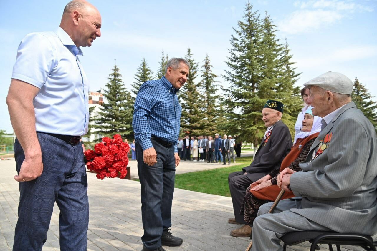 Минниханов в Тукаевском районе оценил ход весенне-полевых работ и посетил новый парк