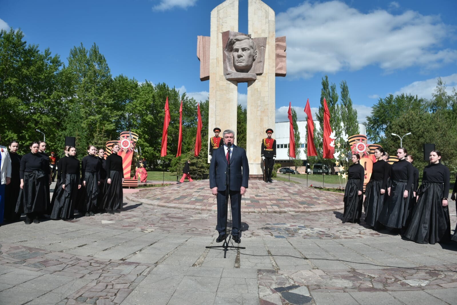 В Челнах возложили цветы к памятнику Герою Советского Союза Мусе Джалилю