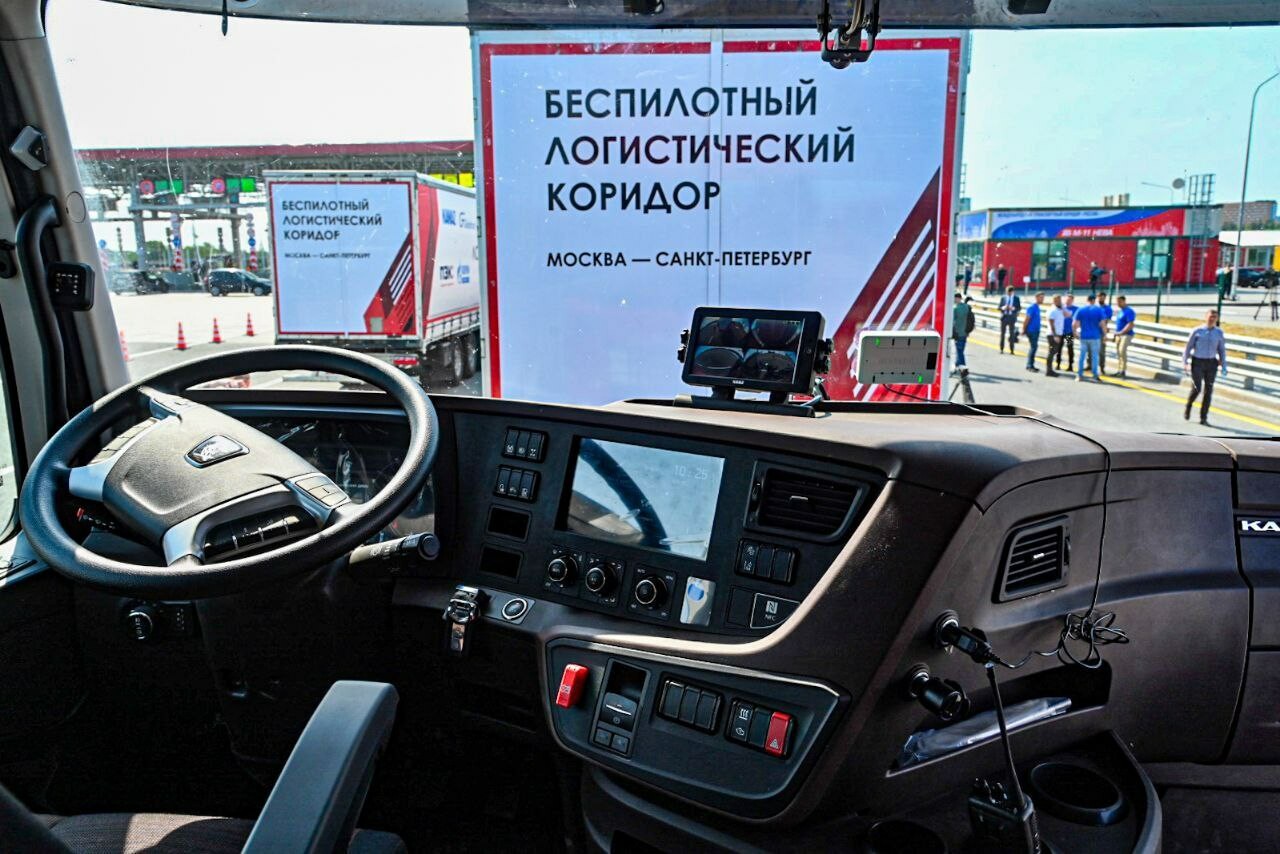 Минниханов сообщил, что первые беспилотные «КАМАЗы» доехали до Москвы